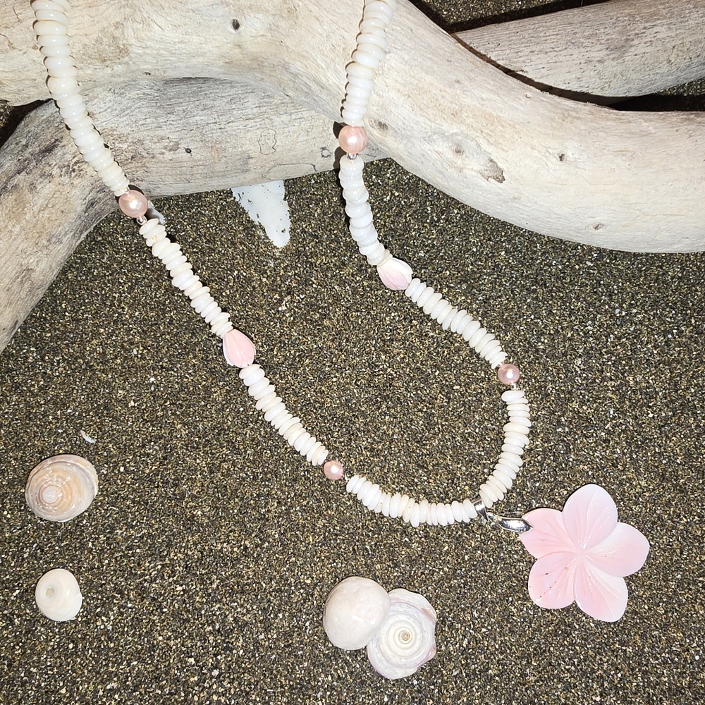 SS 925 HAWAIIAN OAHU PUKA SHELLS, PEARLS, CARVED QUEEN CONCH PIKAKE & PLUMERIA
